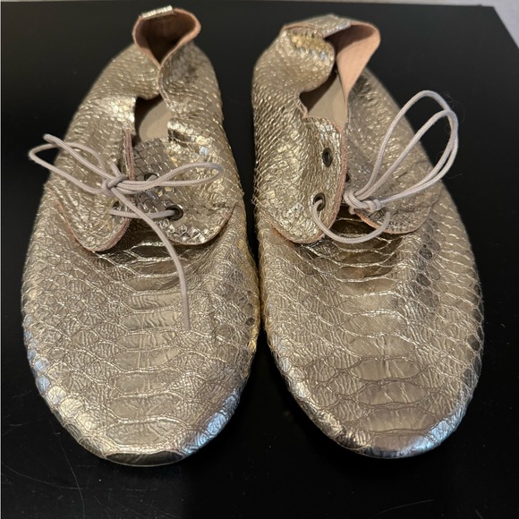 NWOT Anniel lace up shoes - Size 38 - gold - Picture 2 of 4